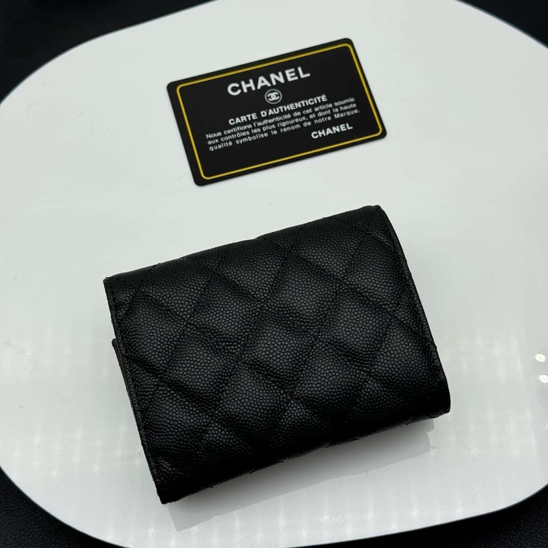 【シャネル】定番CFライン キャビアスキン三つ折財布 高級感漂う春夏新作