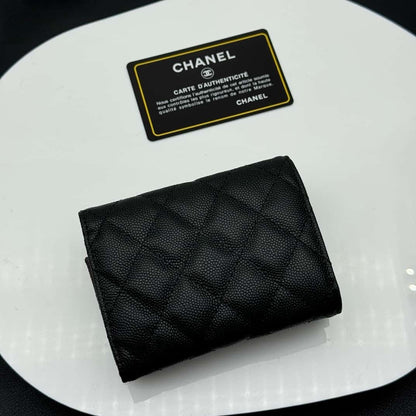 【シャネル】定番CFライン キャビアスキン三つ折財布 高級感漂う春夏新作