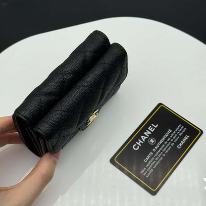 【シャネル】定番CFライン キャビアスキン三つ折財布 高級感漂う春夏新作