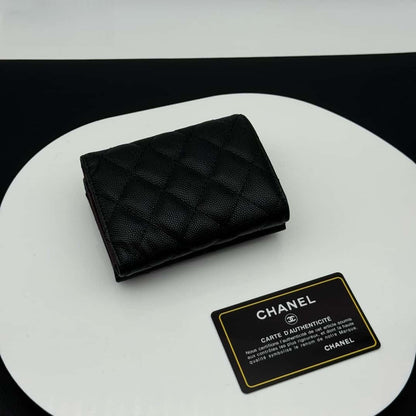 【シャネル】定番CFライン キャビアスキン三つ折財布 高級感漂う春夏新作
