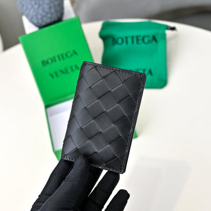 【ボッテガヴェネタ】春夏にぴったりの実用的で絶妙な小さな財布