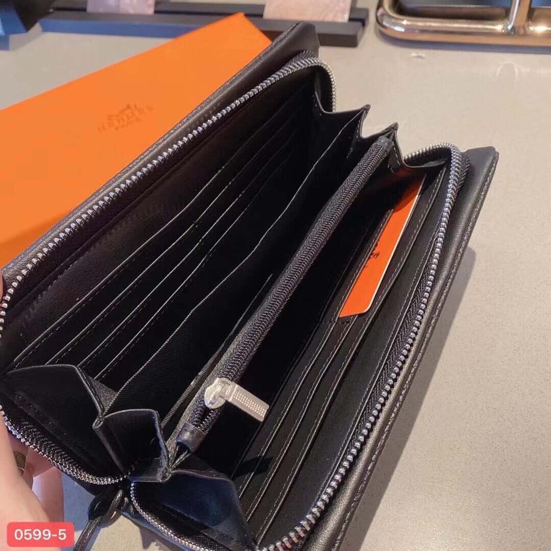 【エルメス】ブラックカーフの多機能財布 使いやすさ抜群 春夏新作