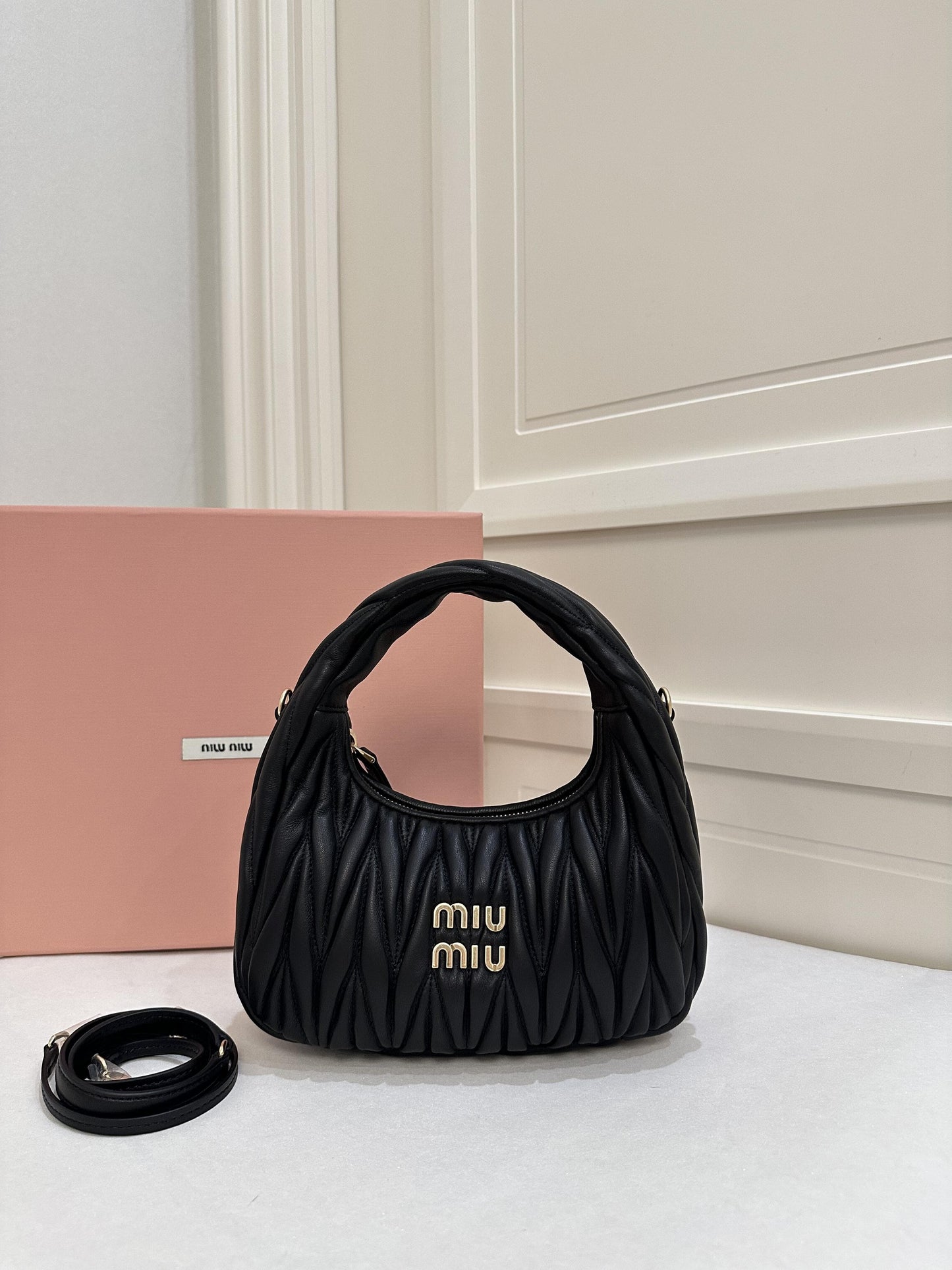 【ミュウミュウ】大人気☆ワンダー マテラッセ ホーボーバッグ5BC125