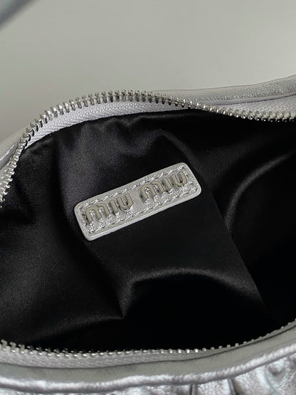 【ミュウミュウ】大人気☆ワンダー マテラッセ ホーボーバッグ5BC125