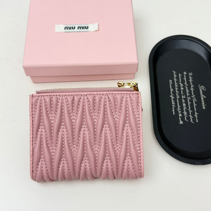 【ミュウミュウ】春夏にぴったりの実用的で絶妙な短財布3色