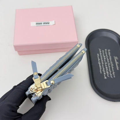 【ミュウミュウ】春夏にぴったりの実用的で絶妙な短財布3色