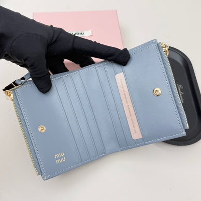 【ミュウミュウ】春夏にぴったりの実用的で絶妙な短財布3色