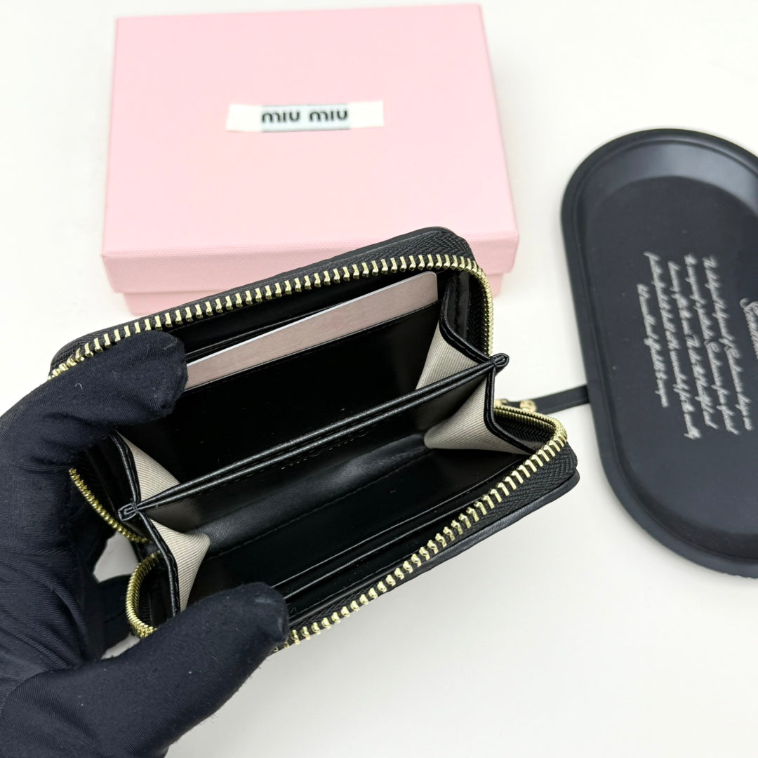 【ミュウミュウ】春夏にぴったりの実用的で絶妙な小さな財布2色