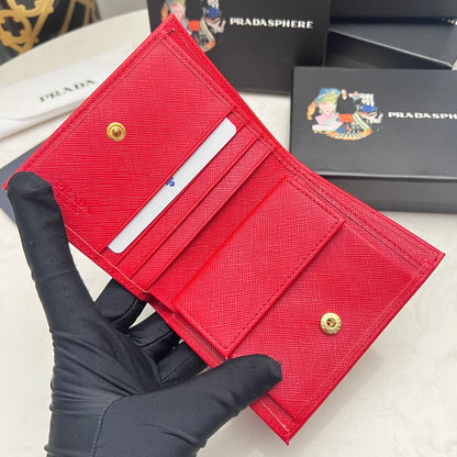 【プラダ】サフィアーノレザー使用 三角ロゴコインパース 春限定カラー展開中