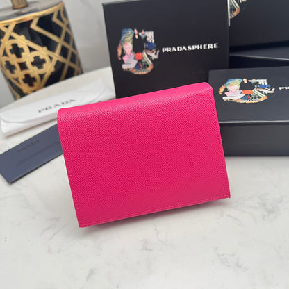 【プラダ】サフィアーノレザー使用 三角ロゴコインパース 春限定カラー展開中