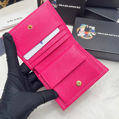 【プラダ】サフィアーノレザー使用 三角ロゴコインパース 春限定カラー展開中