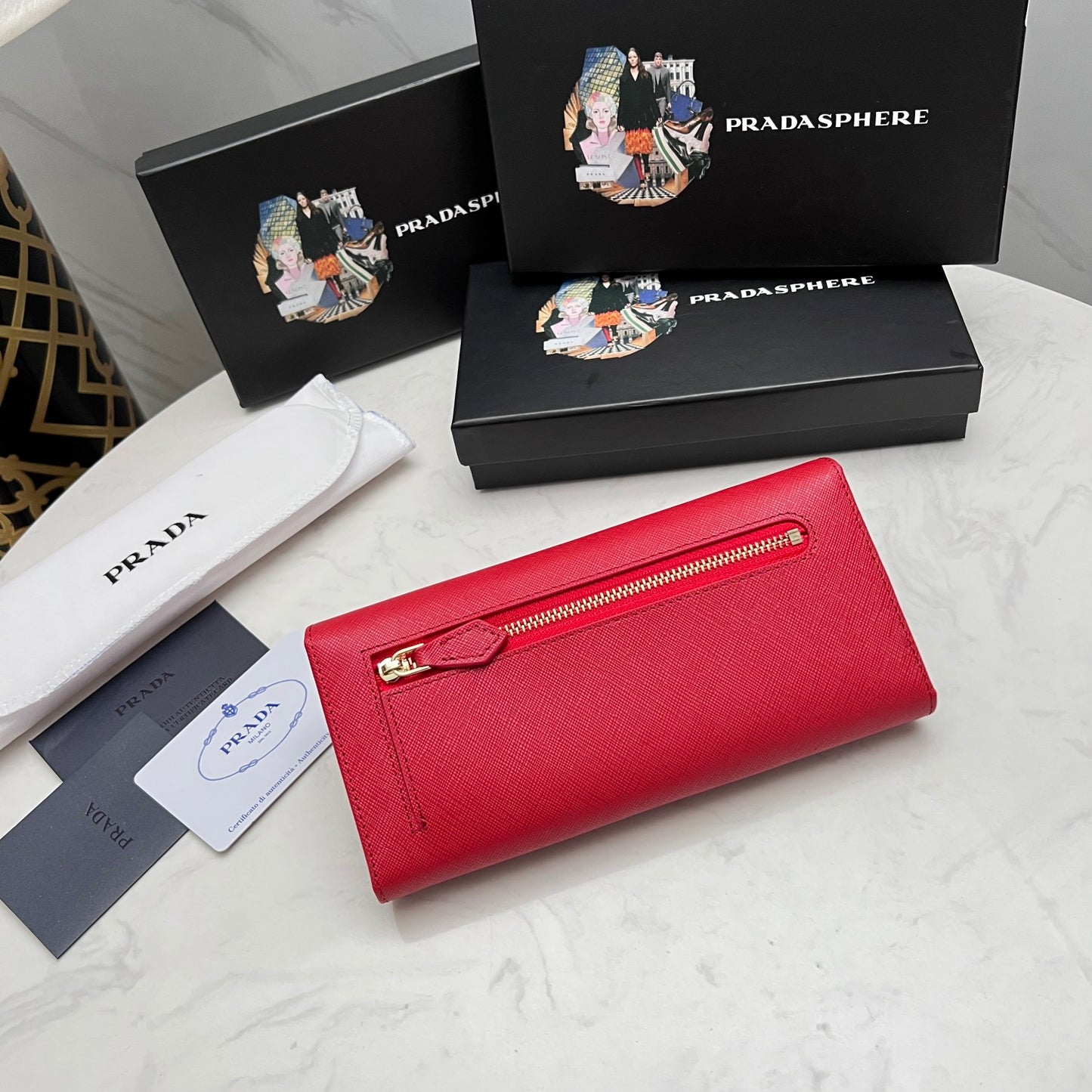 【プラダ】美しさと機能性を兼ね備えたフラップ长財布 今季注目