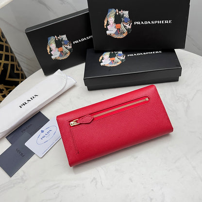 【プラダ】美しさと機能性を兼ね備えたフラップ长財布 今季注目