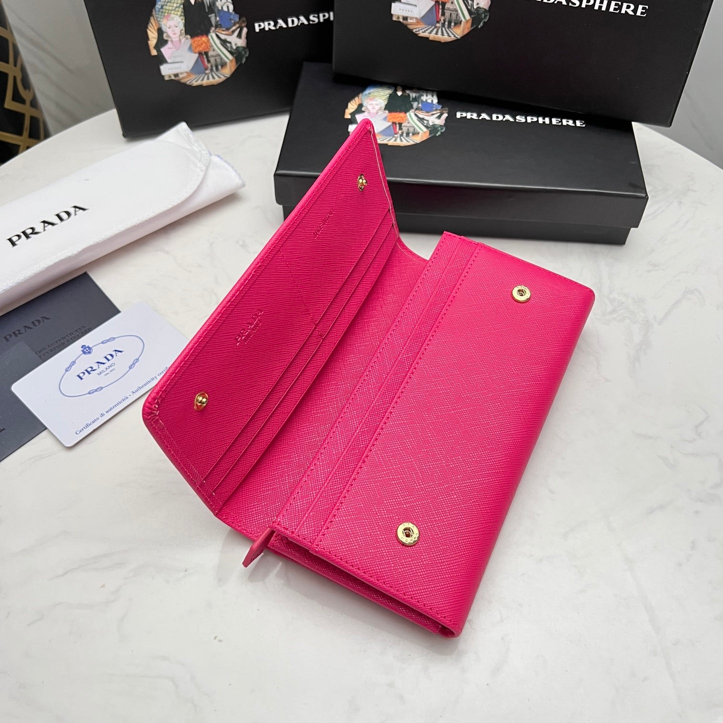 【プラダ】美しさと機能性を兼ね備えたフラップ长財布 今季注目