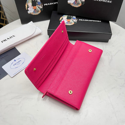 【プラダ】美しさと機能性を兼ね備えたフラップ长財布 今季注目