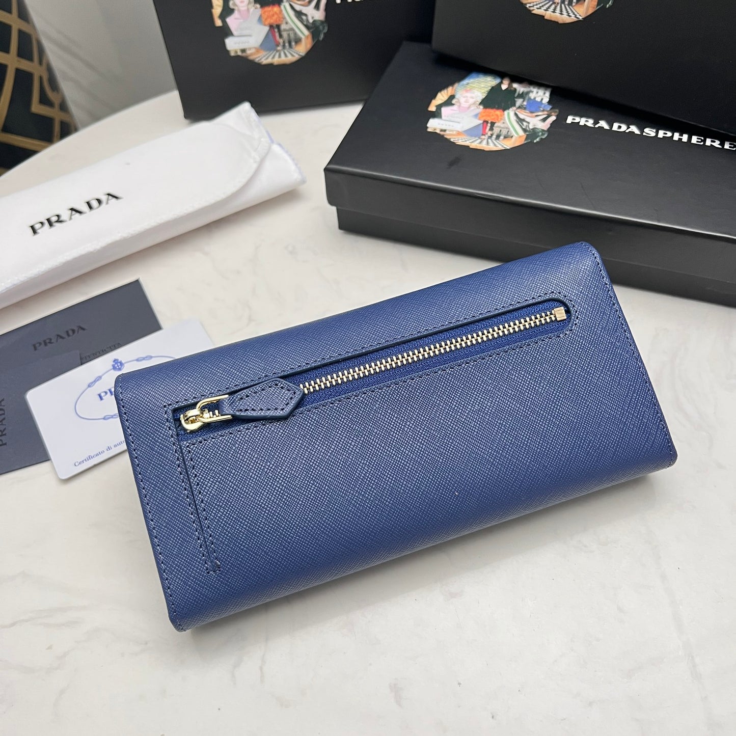 【プラダ】シンプル＆モダン サフィアーノレザーの新定番 今だけ特価