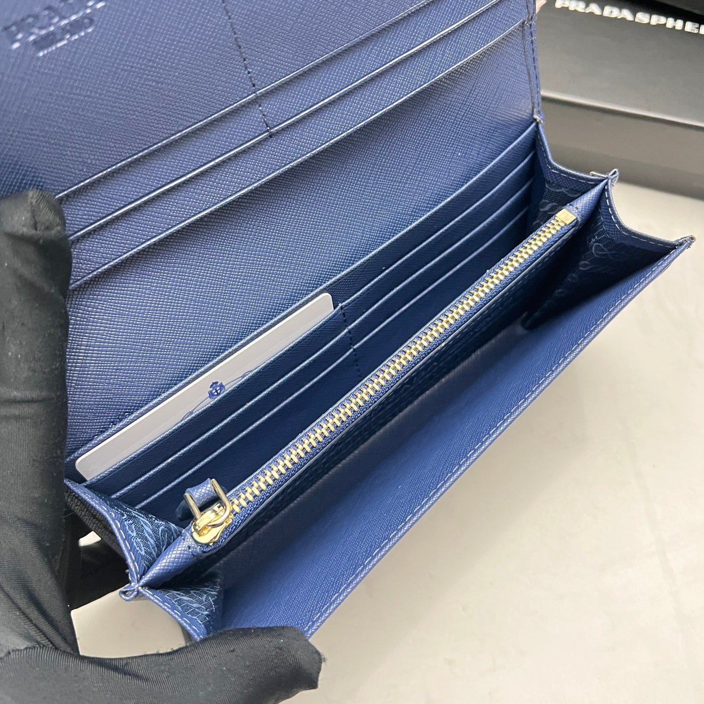 【プラダ】シンプル＆モダン サフィアーノレザーの新定番 今だけ特価