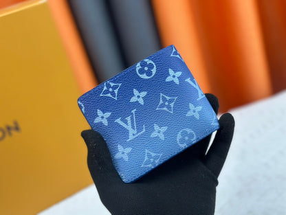 【ルイヴィトン】多機能長財布とクラシック短財布 フラワーモチーフが目を引く