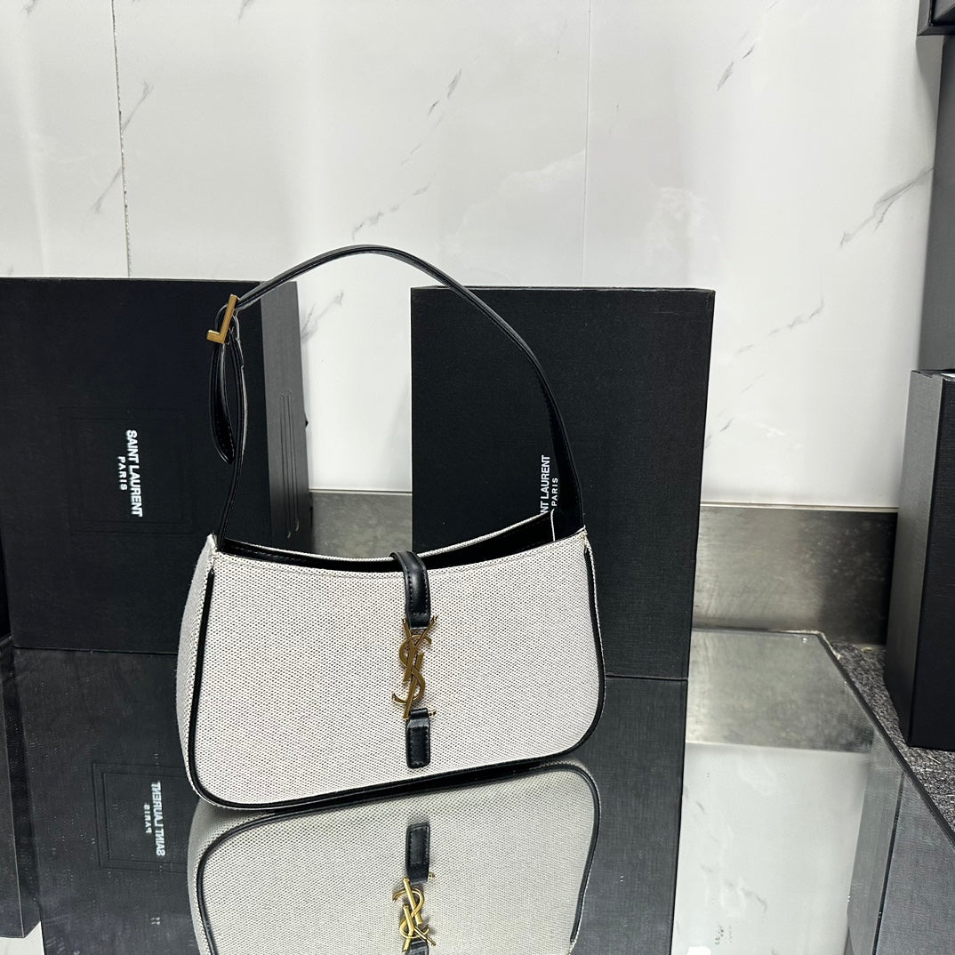 【サンローラン】LEA57ショルダーバッグ 軽量＆カジュアル 数量限定