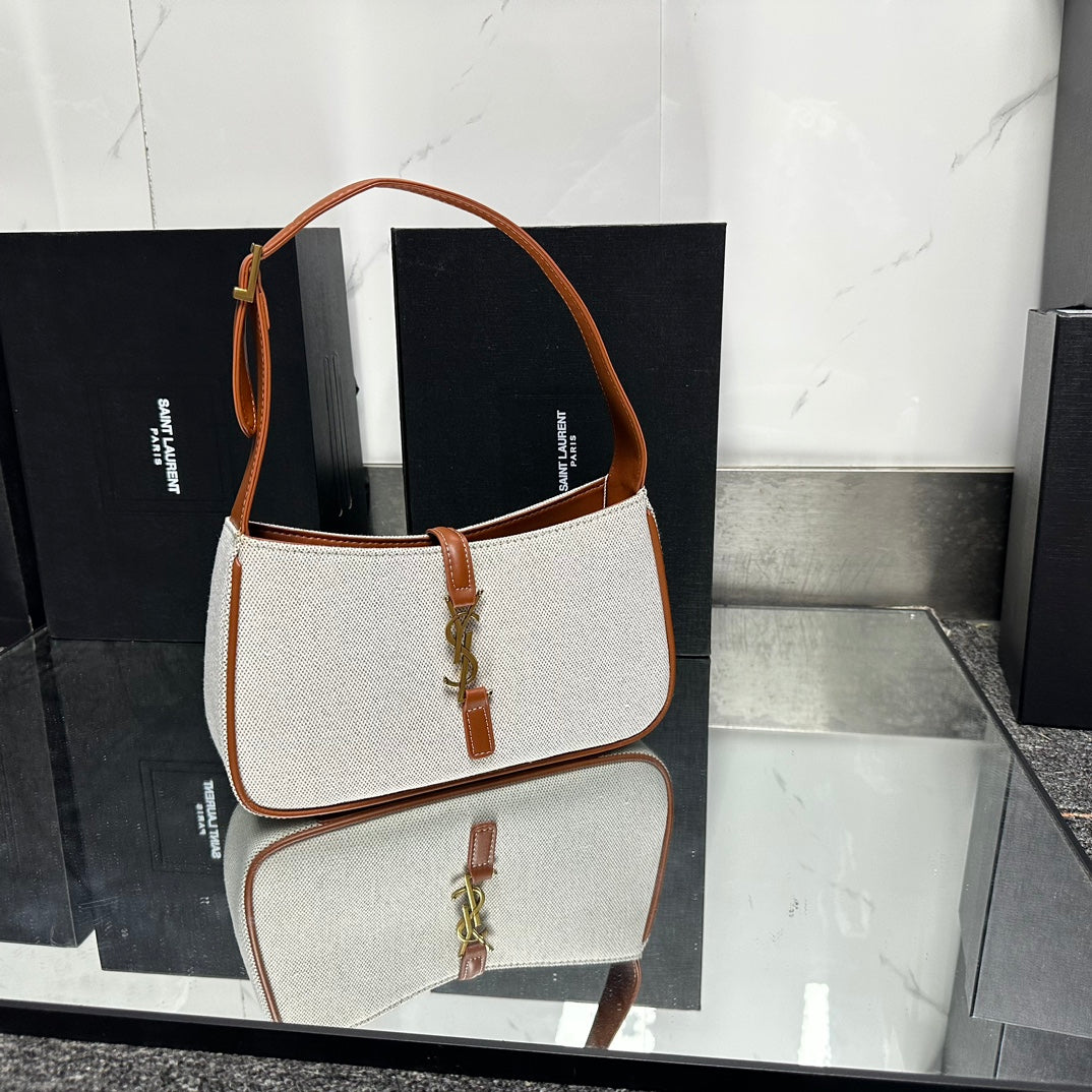 【サンローラン】LEA57ショルダーバッグ 軽量＆カジュアル 数量限定