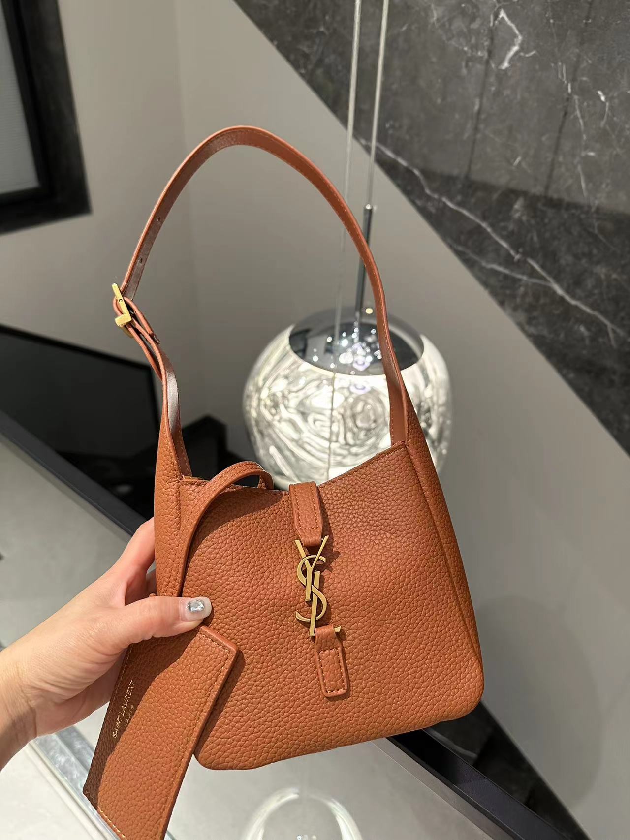 【サンローラン】LE5A7 BABY ソフト グレインレザー